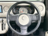インテリアに合わせたデザインのステアリングは、運転される方のことも考え、運転しやすい形状、大きさです。是非一度、実際に触ってお確かめください。