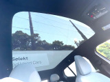 【パノラマガラスルーフ】固定式のガラスルーフで明るい車内空間を演出。日差しの強い日は電動スライドカーテンで調整するなど、季節を問わず開放的なドライブをお楽しみいただけます。