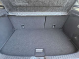 【広々トランクルーム】車体に対してスペースは広めに作ってあります。また、背もたれを倒すとより多くの荷物を乗せることができます。
