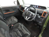 シンプルで使いやすいデザインの運転席です。