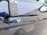 【キーレスエントリー】バッグやポケットからキーを取り出すことなく車にアクセスして、ロックとアラームを設定できます。 毎日の利便性をさらに高める機能です。