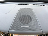 【harman kardon】ハーマンカードンのHi-Fiスペシャリストと共に、モデル別に開発・設計された専用チューニングが臨場感溢れる音響空間を実現しています。