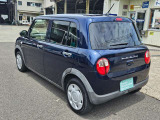 後部座席とリヤゲートにプライバシーガラスを使っているので、後ろの車から中が見えづらくなっています。