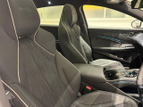 疲れにくいヘッドレスト一体型スポーツシートを採用。電動調整機能やシートベンチレーションなど、日常の使い勝手の良さも両立。