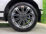 ◆純正20インチアルミ『こだわりを持ってモデル別にデザインされています。しつこい鉄粉や錆に高い効果を発揮する「ホイールコーティング」の施工も受付中!お気軽に担当営業までご相談ください。』