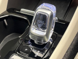 【オレフォス社製クリスタル・シフトノブ】高い存在感を放つクリスタルのシフトノブはボルボ車のみに装備される特別なアイテム。スウェーデン南部のクリスタルガラスメーカー、オレフォス社による製造。