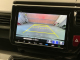 リバースギアに入れるだけで後方の表示へ切り替わります。夜間や雨の日の駐車も楽になりますよ。