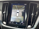 【360&deg;ビューカメラ】4台の高解像度カメラで360度の鳥瞰図を表示。隣の車や壁、死角にある障害物などを画面で確認できるため、狭いスペースでの駐車・出入りも安心です。