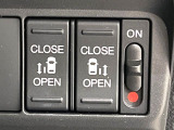 【両側パワースライドドア】スマートキーや運転席のスイッチで後席両側スライドドアの開閉が可能♪電動だから力を入れてドアを開ける必要が無く、小さなお子様でも簡単に開け閉めでき快適です♪