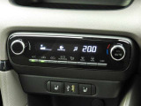 オートエアコンを装備しておりますので、四季を通じて車内を快適な温度に保つことが出来ます!高級感が有りますね!