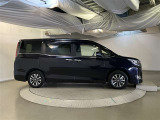 運転席側も電動スライドドアになってます。ショッピングなどでのお買い物時手がふさがっていてもドアに軽く触れるかリモコンで開閉できるので便利です!