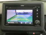 車両後方の映像を映すバックモニター。進路を確認しながら安全に車庫入れできます。