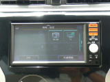 お出かけ際に役に立つ、純正メモリーナビ付き。フルセグTV・外部入力AUX等、機能も充実しています。
