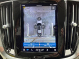 【360&deg;ビューカメラ】4台の高解像度カメラで360度の鳥瞰図を表示。隣の車や壁、死角にある障害物などを画面で確認できるため、狭いスペースでの駐車・出入りも安心です。