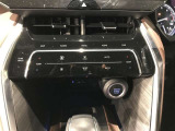 左右独立温度コントロールフルオートエアコンです。運転席、助手席それぞれで独立して温度設定ができます。冷え性の方が乗っても安心ですね♪