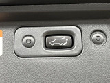 【パワーバックドア】スマートキーや運転席のボタンを押すだけでリアゲートが自動で開閉します!荷物を持っている時や、高い位置にあるバックドアを閉める際に便利な機能です♪