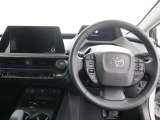 運転席側から見た写真です、お車にマッチングするように考えられたインパネデザイン!沢山のスイッチ類も運転させる方が使いやすい位置に配置されていますね!