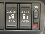 【両側パワースライドドア】スマートキーや運転席のスイッチで後席両側スライドドアの開閉が可能♪電動だから力を入れてドアを開ける必要が無く、小さなお子様でも簡単に開け閉めでき快適です♪