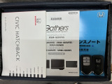 スマートキーは鍵をバッグに入れたままでもドアロックの開閉やエンジンのON・OFFができます。夜間や雨の日も鍵を探さなくて良いので便利です。