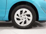タイヤサイズは(195/60R15)でキャップ付きスチールホイールです。