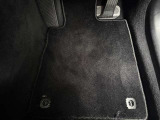 運転席フロアマットです。使用感は少なく、比較的綺麗な状態です。