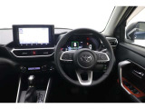 落ち着いた色合いの運転席廻りで飽きの来ないスッキリとしたデザイン♪