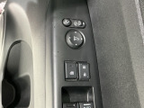 狭い駐車場で便利な電動格納ドアミラーが付いています。