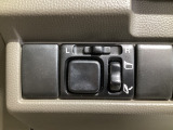 電動ドアミラーも装備。角度調整スイッチももちろん可能です。