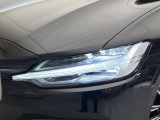 【LEDヘッドライト】ハイビームを先行車や対向車にあてず、その両サイドではハイビーム照射を維持。見える範囲が段違いに広くなりました。北欧神話に登場するトールハンマーをモチーフにデザイン。