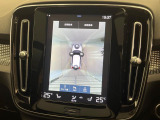 【360&deg;ビューカメラ】4台の高解像度カメラで360度の鳥瞰図を表示。隣の車や壁、死角にある障害物などを画面で確認できるため、狭いスペースでの駐車・出入りも安心です。
