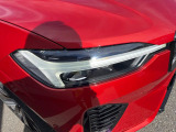 【LEDヘッドライト】ハイビームを先行車や対向車にあてず、その両サイドではハイビーム照射を維持。見える範囲が段違いに広くなりました。北欧神話に登場するトールハンマーをモチーフにデザイン。