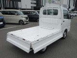 荷室は積み下ろしに便利な3方開きです