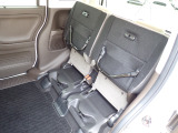 ◆チップアップ&ダイブダウン機構付【ULTR SEAT】は後席座面を左右分割で跳ね上げることができます。トランクで積載できない背の高い荷物をラクラク収納できます。ホンダ車ならではの人気装備です。