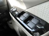 運転席ドアには各ウインドウの集中操作が可能となっています。