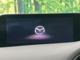 【8.8インチマツダコネクト】車内の雰囲気にマッチした大型のディスプレイ。スマホ接続でのナビ使用やBluetooth再生等、様々な機能が楽しめます。直感的なダイヤル操作が可能で、使い勝手も良好です。