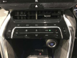 スタイリッシュなデザインのインパネ。各操作スイッチは使いやすい位置に配置されてます。