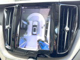 【360&deg;ビューカメラ】4台の高解像度カメラで360度の鳥瞰図を表示。隣の車や壁、死角にある障害物などを画面で確認できるため、狭いスペースでの駐車・出入りも安心です。