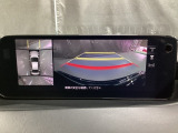 狭い場所での駐車やすれ違いなどでより的確な運転操作に役立つ360&deg;ビューモニターが装備されています。