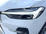 【LEDヘッドライト】明るく眩しいハイビームを先行車や対向車に照射しないオートハイビームを備えたLEDヘッドライト。北欧神話に登場するトールハンマーをモチーフにした、一目でボルボとわかるデザイン。