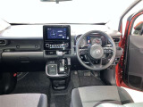 運転席周りのレイアウトをご覧ください。ナビゲーションが綺麗に装着されすっきり収まってますね!