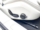 【運転席パワーシート】リクライニングからシートリフターまで、スイッチ一つで簡単にシートの微調整が可能!自分に最適なシートポジションにセットして、快適なドライブをお楽しみください。
