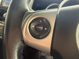 【ステアリングスイッチ】が付いており運転中に前方から目線をそらすことなくオーディオ等の操作が可能なので安心・快適にカーライフをお楽しみいただけます。