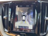 【360&deg;ビューカメラ】4台の高解像度カメラで360度の鳥瞰図を表示。隣の車や壁、死角にある障害物などを画面で確認できるため、狭いスペースでの駐車・出入りも安心です。