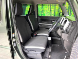 運転席まわりには十分なスペースがあり、大柄な方でもゆったり運転していただける環境です。