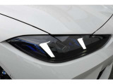 【LEDヘッドライト】先進のテクノロジーを採用し、照射される白色光の周波特性は太陽に近く、自然な明るさで夜道を明確に照らし出します。夜間はもちろん悪天候の日中でも優れた視認性を発揮し、安全性を高めます。