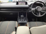 広々とした視界で運転も快適。勿論、安心、安全なSRSエアバックシステム運転席&助手席付