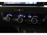 ドライバーを包み込むように、ディスプレーやスイッチ、コンソールを配置。座った瞬間から運転への期待が!空間そのものの心地よさにこだわっています。
