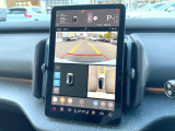 【360&deg;ビューカメラ】4台の高解像度カメラで360度の鳥瞰図を表示。隣の車や壁、死角にある障害物などを画面で確認できるため、狭いスペースでの駐車・出入りも安心です。