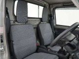 運転席は前後にスライドするので、体格に合わせシートの調節が可能です