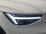 【LEDヘッドライト】明るく眩しいハイビームを先行車や対向車に照射しないオートハイビームを備えたLEDヘッドライト。北欧神話に登場するトールハンマーをモチーフにした、一目でボルボとわかるデザイン。